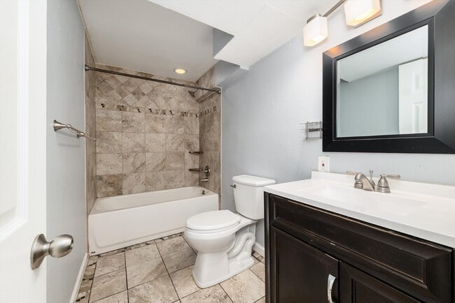 Building Photo - 5025 E Weaver Ave