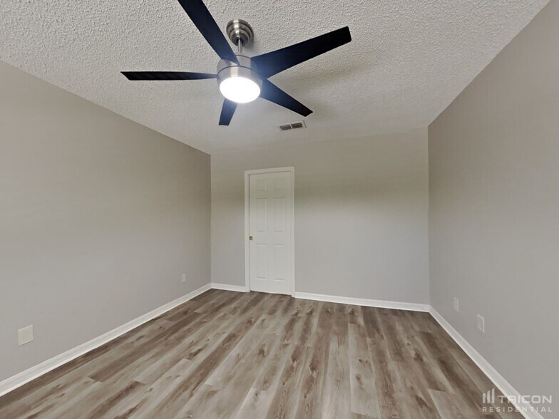 Building Photo - 16 Rymsen Ln
