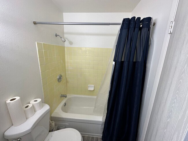 Building Photo - Cozy 2 Bedroom unit with community pool!