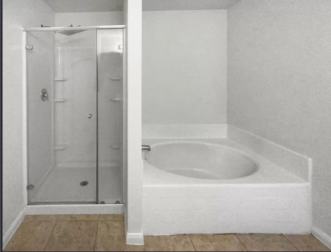 MasterBath Tub - 20000 Woodrow Wilson St