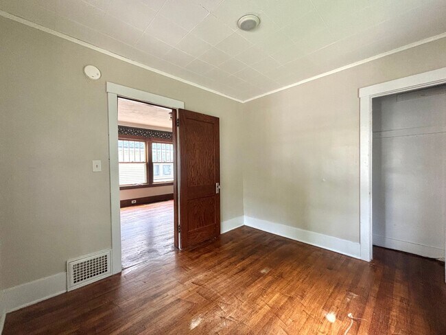 Building Photo - 819 Hoffman Ct