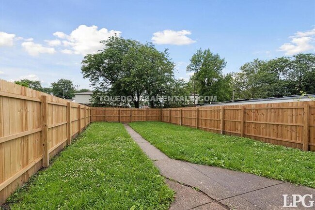 Building Photo - 365 Burger St