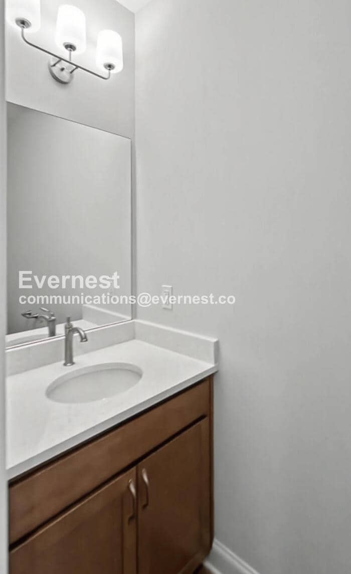 Building Photo - 747 Bespoke