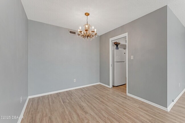 Building Photo - 1224 S Peninsula Dr