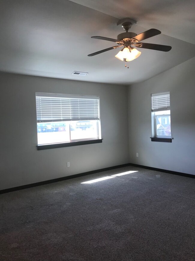 Building Photo - 3 Bedroom, 2 1/2 Bathroom Unit in Duplex f...