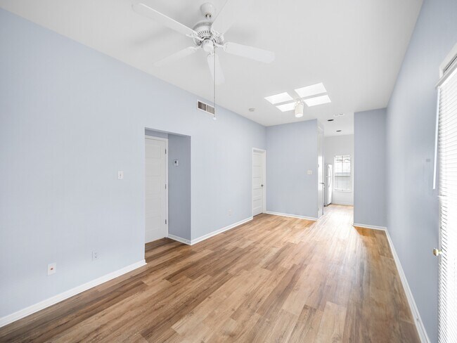 High ceilings with skylight - 712 Graham Pl