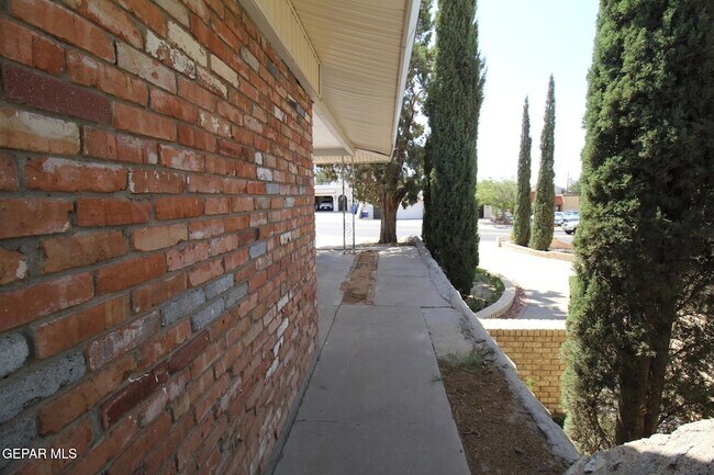 Building Photo - 317 Thunderbird Dr