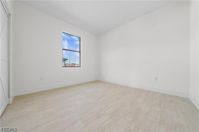 Building Photo - 2220 Kenneth Ave S