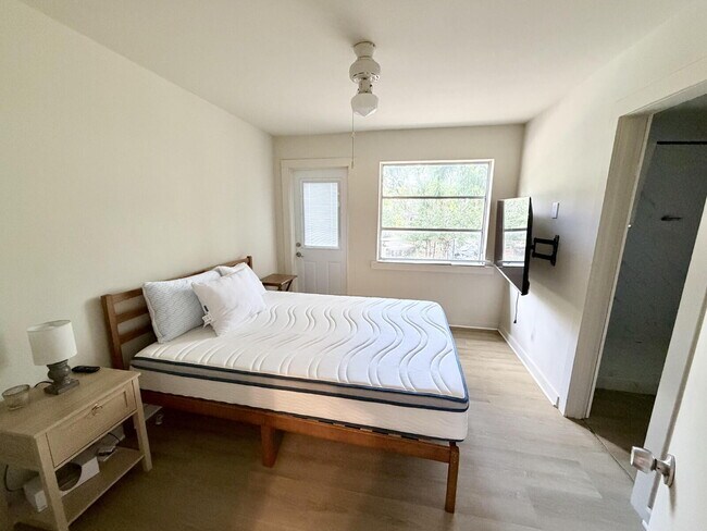 Building Photo - "Spacious 2-Bed, 2-Bath Oasis in Lake Worth Beach - Your Perfect Retreat Awaits!"