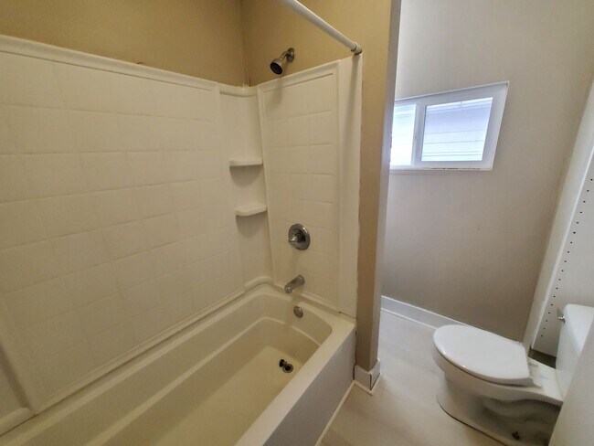 Building Photo - COMING SOON!! 506 Denver- large 3 bed house! **PETS OK**