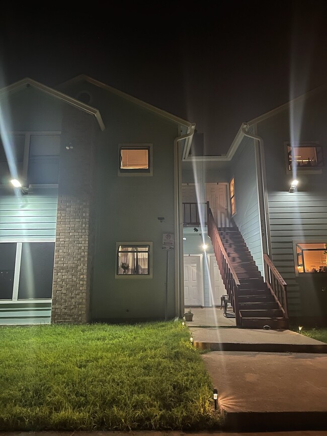Building Photo - 2409 W Slaughter Ln