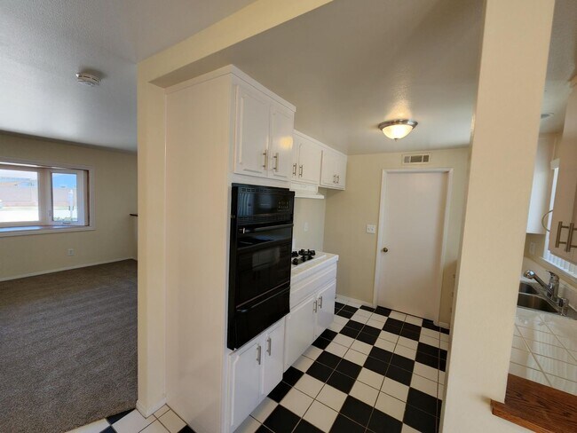 Building Photo - 3 Bedroom 2 Bath Home,