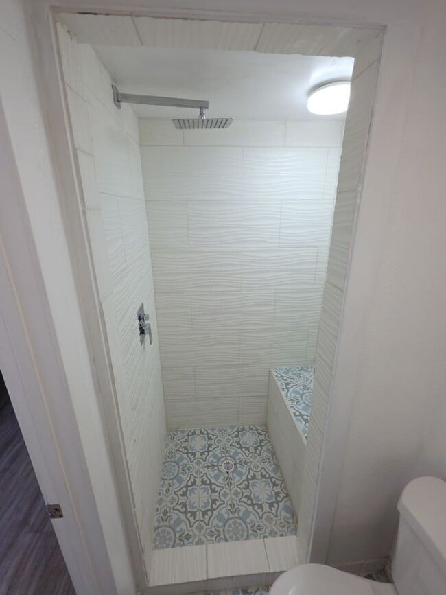Building Photo - Lakeshore Triplex