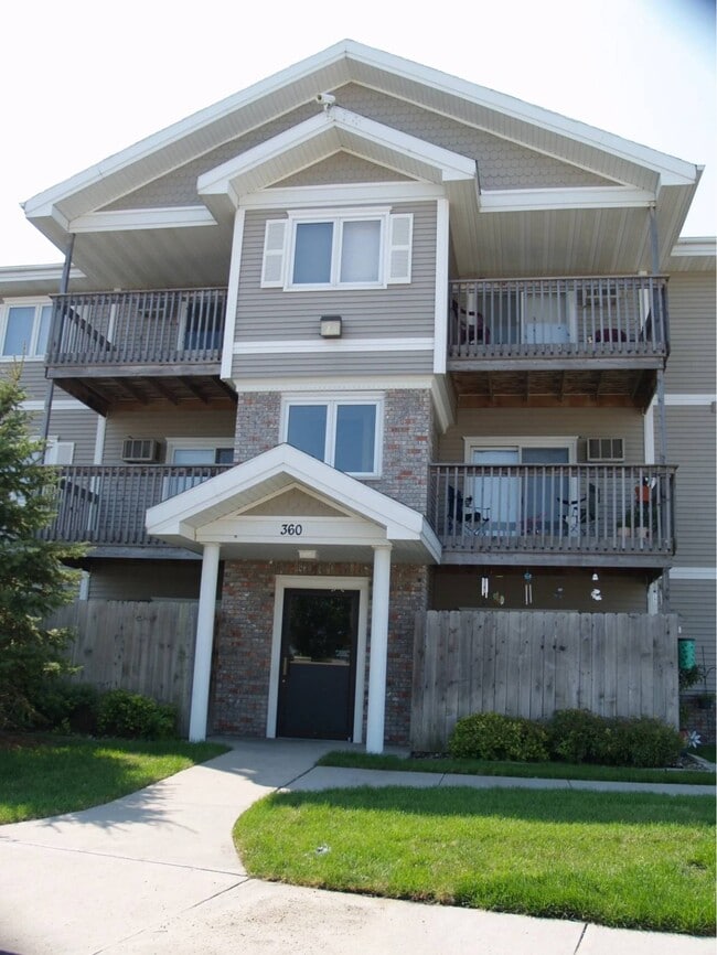 Building Photo - Oak Crossing