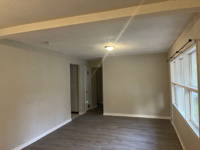Building Photo - South KC 4Bed/1 Home Available Now!