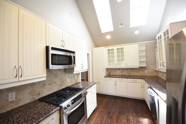 Building Photo - Walk to Inwood Village! Charming 3 bed 3 b...