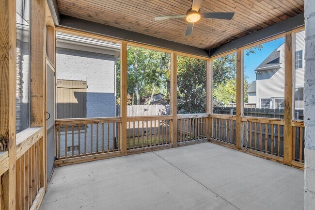 Building Photo - Stunning 5BE/4.5BA in the heart of Green H...