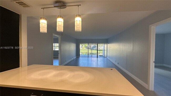 Building Photo - 200 Lakeview Dr