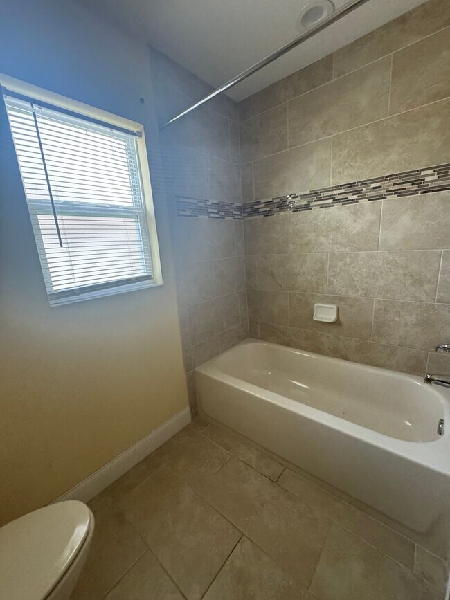 Building Photo - Spacious 4BR/2BA Home in Oaks at Ocala Cro...