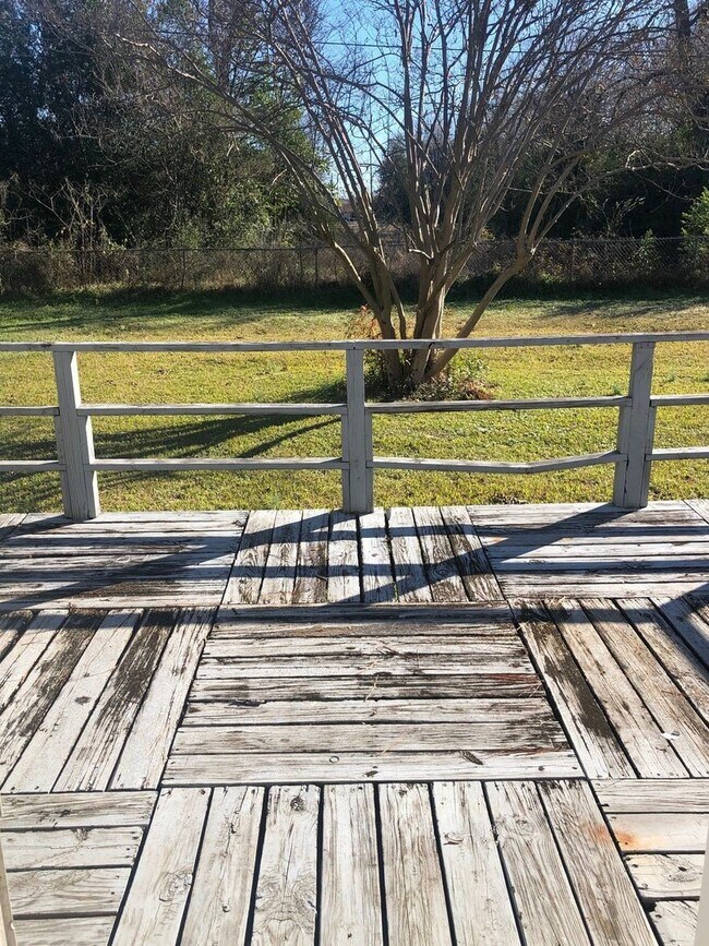 Building Photo - Nice 4 Bed 2.5 Bath House! Available July 2026!