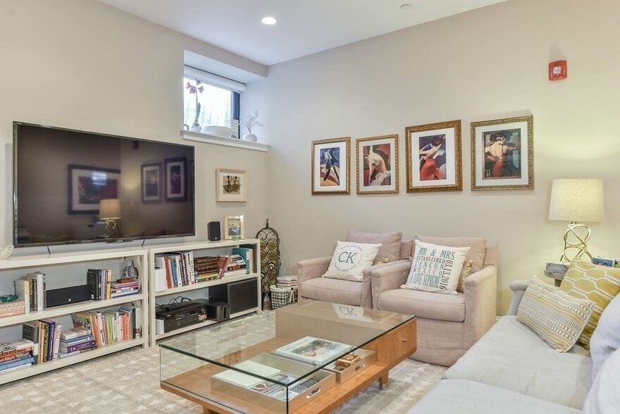 Building Photo - 9 Appleton St