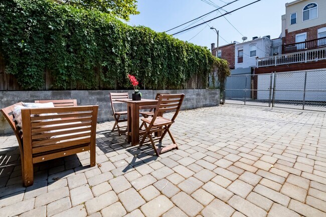 Building Photo - 3 Bed 2.5 Bath - Bloomingdale Condo - 1 Assigned Parking Space