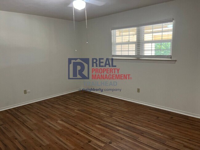 Building Photo - 6400 Espana Dr