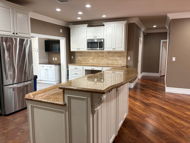 Building Photo - Spectacular-Remodeled 4-Bedroom Home with Pool, Spa, + 600 sqft Bonus Space in lovely Sylmar neig...