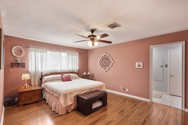 Building Photo - 5003 Mockingbird Ln