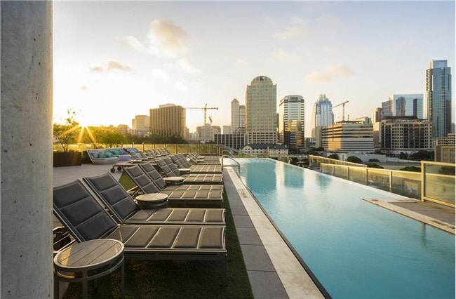 Building Photo - 617 W 7th St