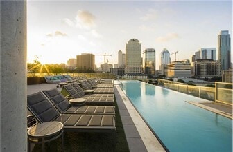 Building Photo - 617 W 7th St