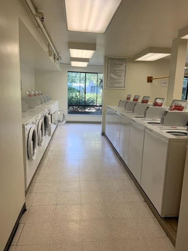 Building Photo - One Bedroom Condo Available in Watergate Community/Emeryville!
