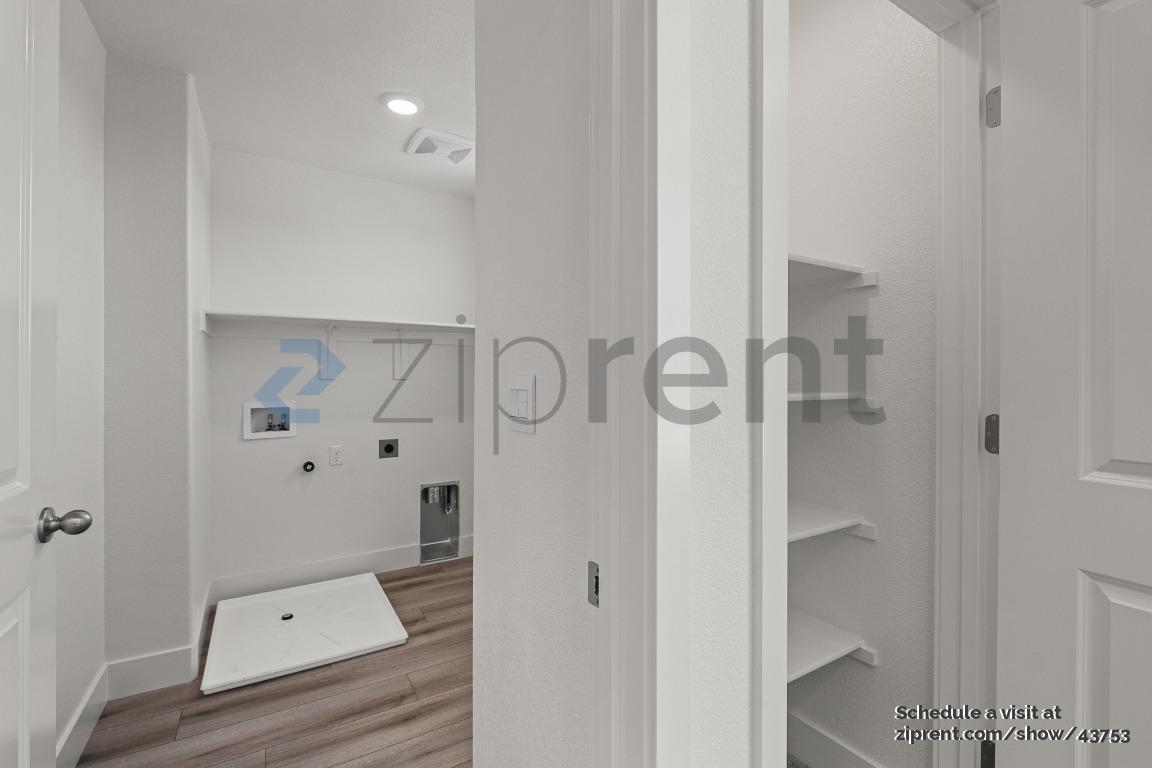 Building Photo - 437 Manhattan Dr