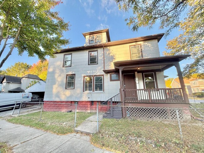 Building Photo - 215-217 Cedarwood Terrace