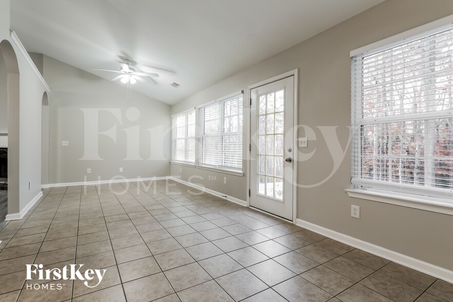 Building Photo - 6732 Carriage Walk Ln