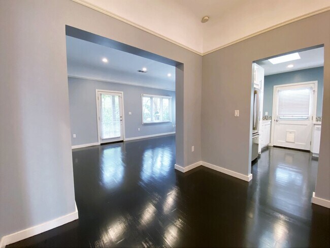 Building Photo - Luxury Bungalow on West Knoll in the Heart of West Hollywood