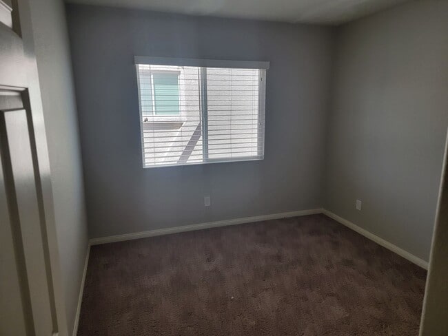 Building Photo - 5 bedroom 3 story home with beautiful remo...