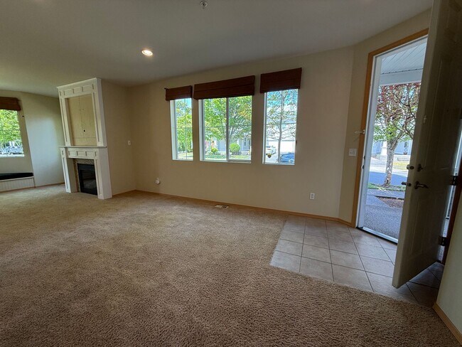 Building Photo - 3 Bedroom 2.5 Bath DuPont Townhome