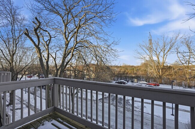 Building Photo - 209 W Ct of Shorewood