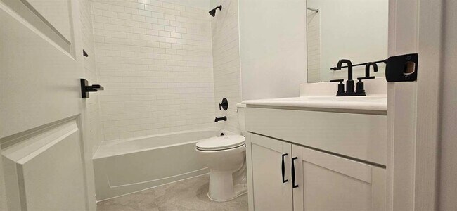 Building Photo - 8411 Bay Oaks Dr