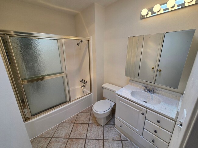 Building Photo - Spacious & Upgraded Clairemont Townhome – Prime Central Location!