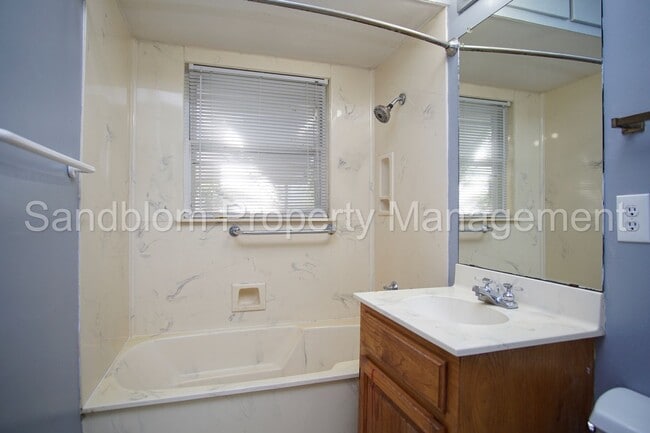 Building Photo - FOR LEASE | Mid-town Tulsa | 2 bed, 1 bath...