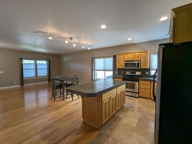 Building Photo - Gorgeous single-level 2x2 with an office\t...