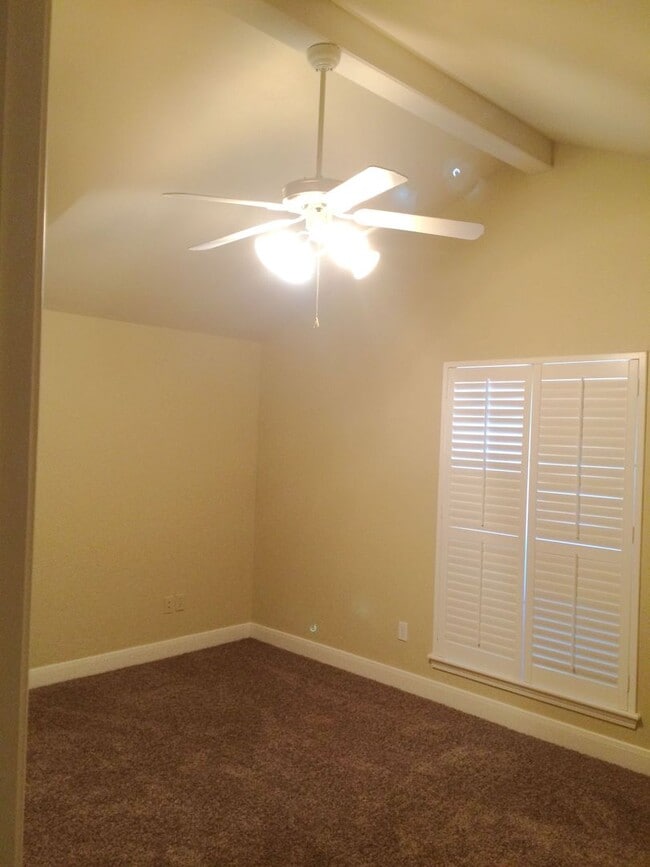 Building Photo - 13 Windtree Park