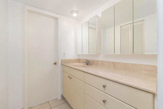 Building Photo - 630 Ocean Dr