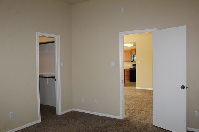 Building Photo - ALMOST NEW, CUTE 3 BEDROOM, 2 BATH