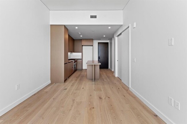 Building Photo - 610 Davis St