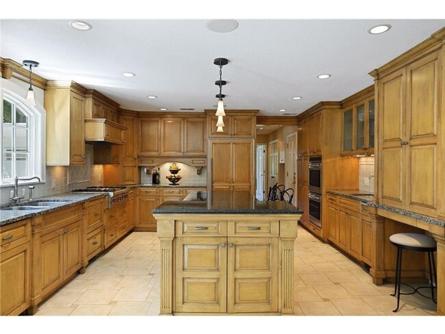 Building Photo - 7 Bedroom home near Cedar Lake