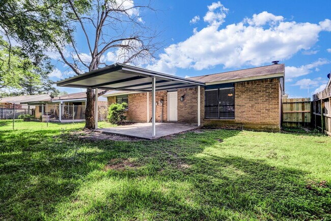 Building Photo - 14107 Pinewest Dr