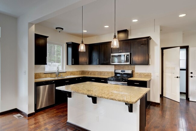 Building Photo - Stunning 3 Bed 2.5 Bath home in Fairway Point